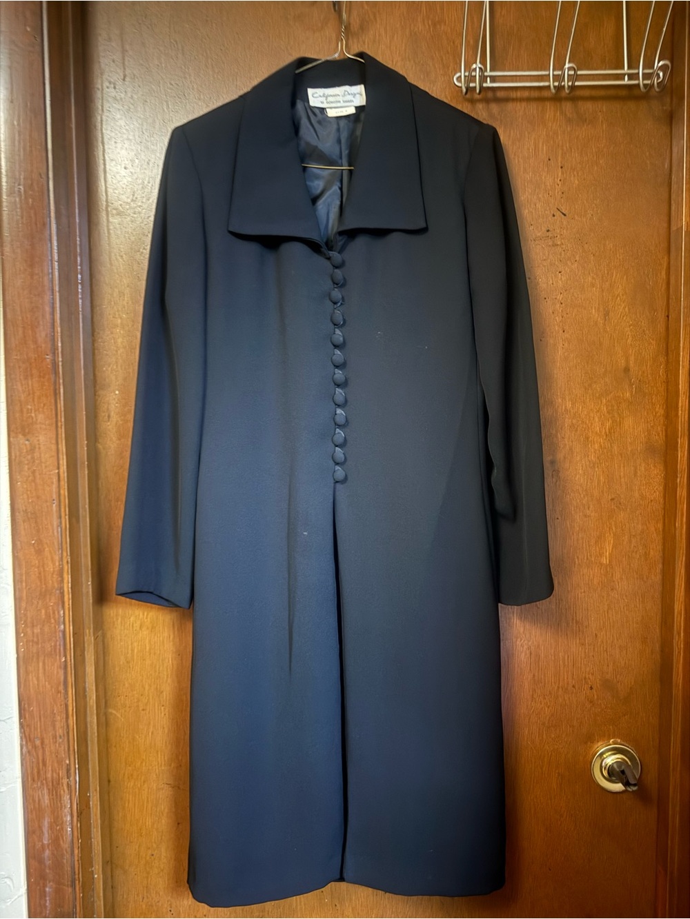 California Design Elegant Black Long-Sleeve Coat Dress with Covered Buttons